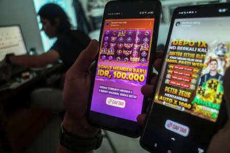 Memilih situs slot online terpercaya adalah langkah penting untuk memastikan pengalaman bermain yang aman dan menyenangkan. Pertama,